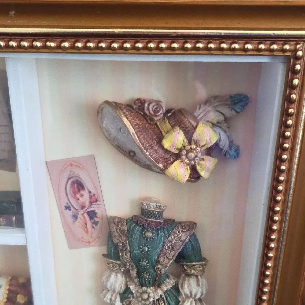 Gold Framed Victorian Shadow Box - Picture 3 of 10